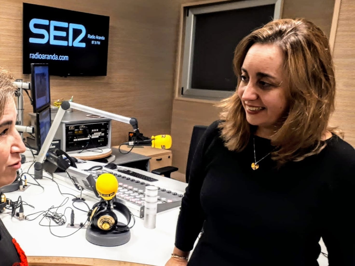 La Dra Eva Asensio en el estudio de la Cadena SER de Aranda