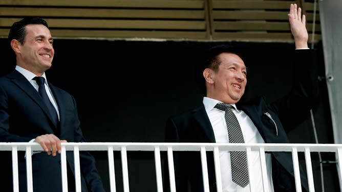 El nuevo propietario asiático ha presidido el Valencia - Elche. Antes ha sido recibido como un héroe por los aficionados del club ché