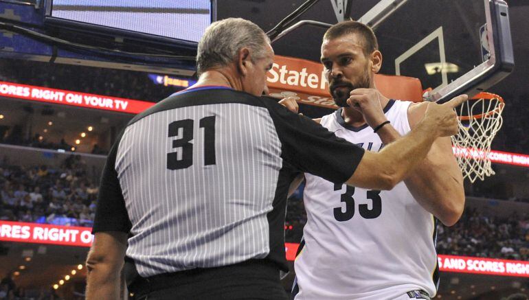 Marc Gasol charla con un árbitro