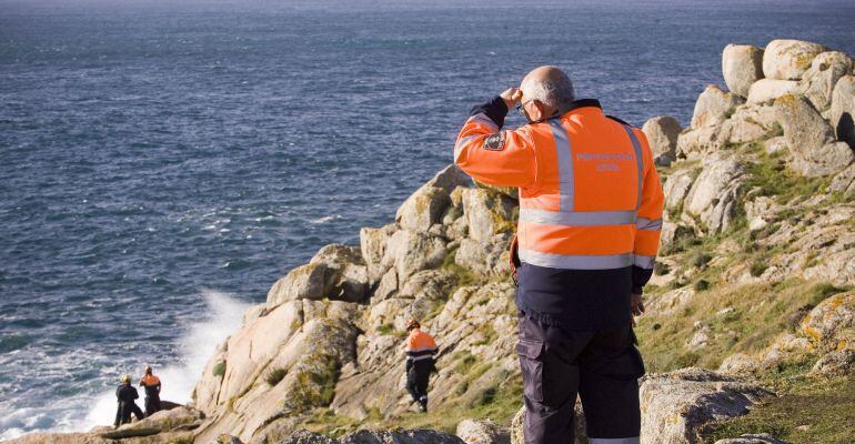 Un equipo a bordo del Helimer, otro de la Salvamar Río Xallas, que ya dio el relevo al que comandaba la embarcación de la Guardia Civil, bomberos de Ferrol y quince voluntarios de Protección Civil mantienen la búsqueda de un hombre que cayó al agua en el 