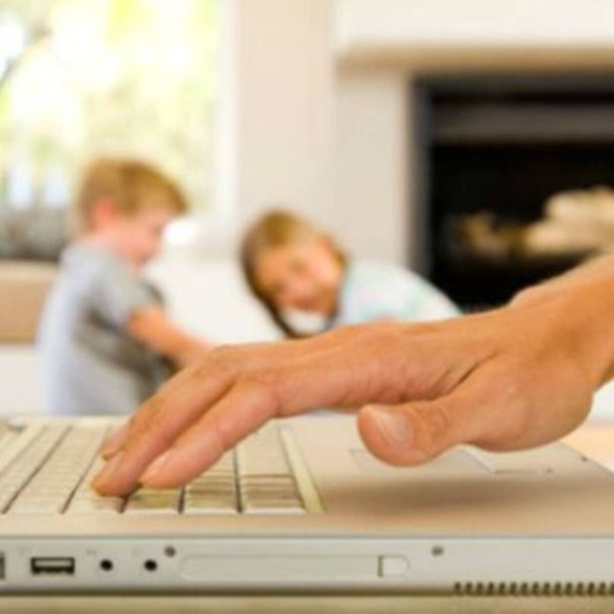 Una sentencia reconoce el derecho de teletrabajo a una mujer: "Ir todos los días de La Rioja a Cantabria para trabajar era imposible y más con un niño"