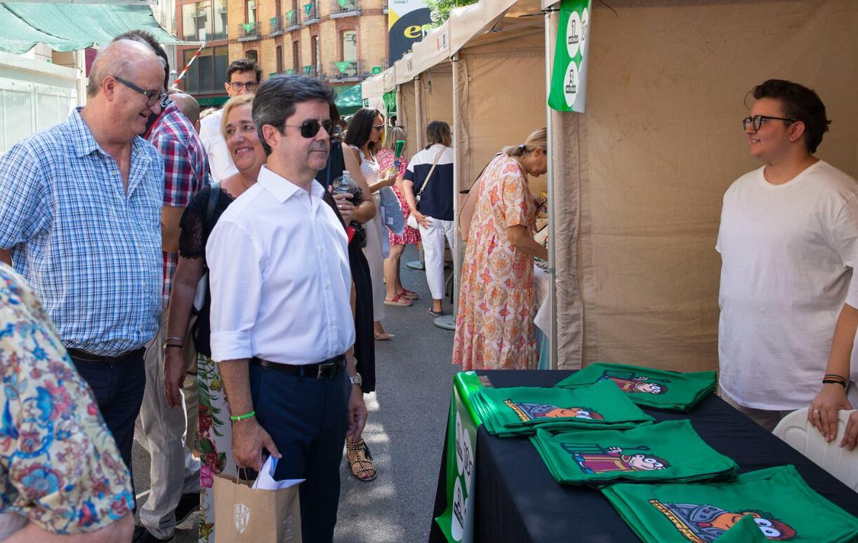 El alcalde de Huesca, Luis Felipe por el centro de la capital.