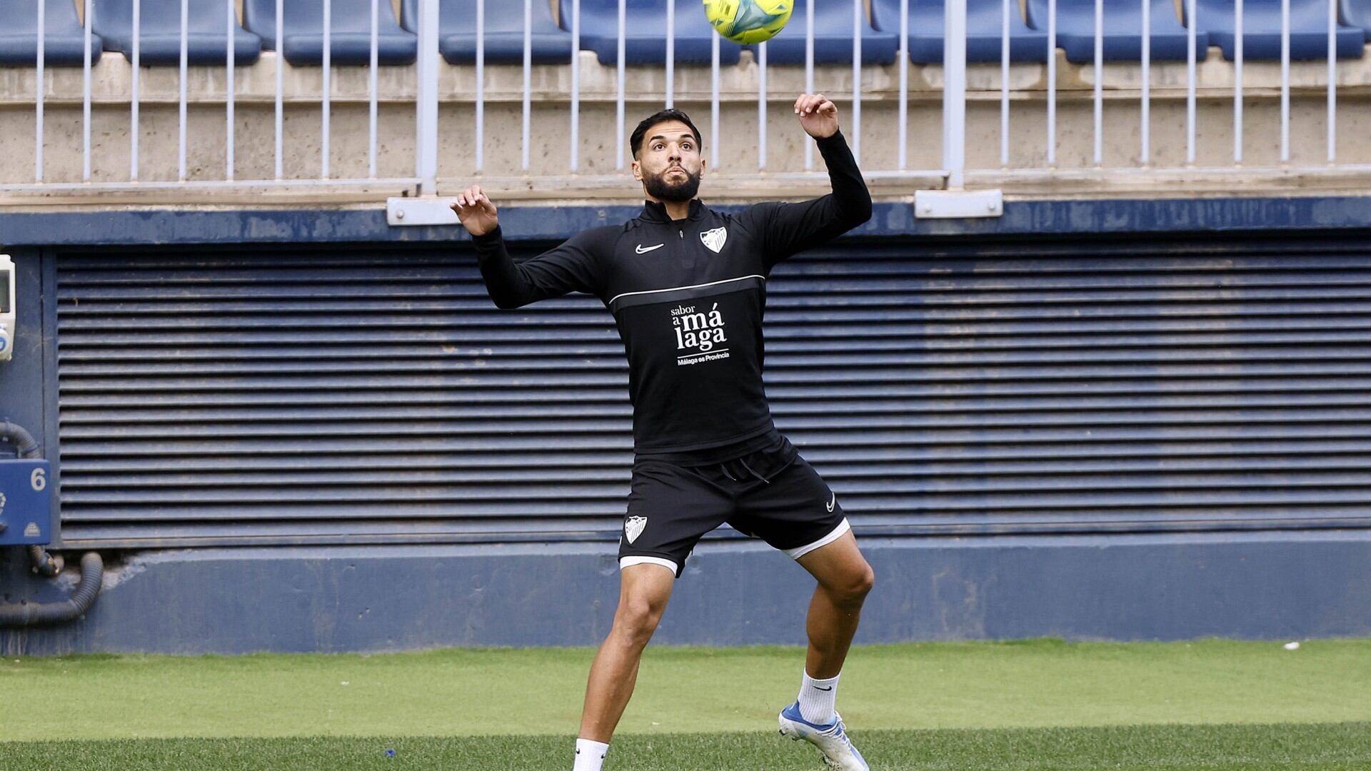 El delantero del Málaga Antoñín en el entrenamiento de este martes en La Rosaleda
