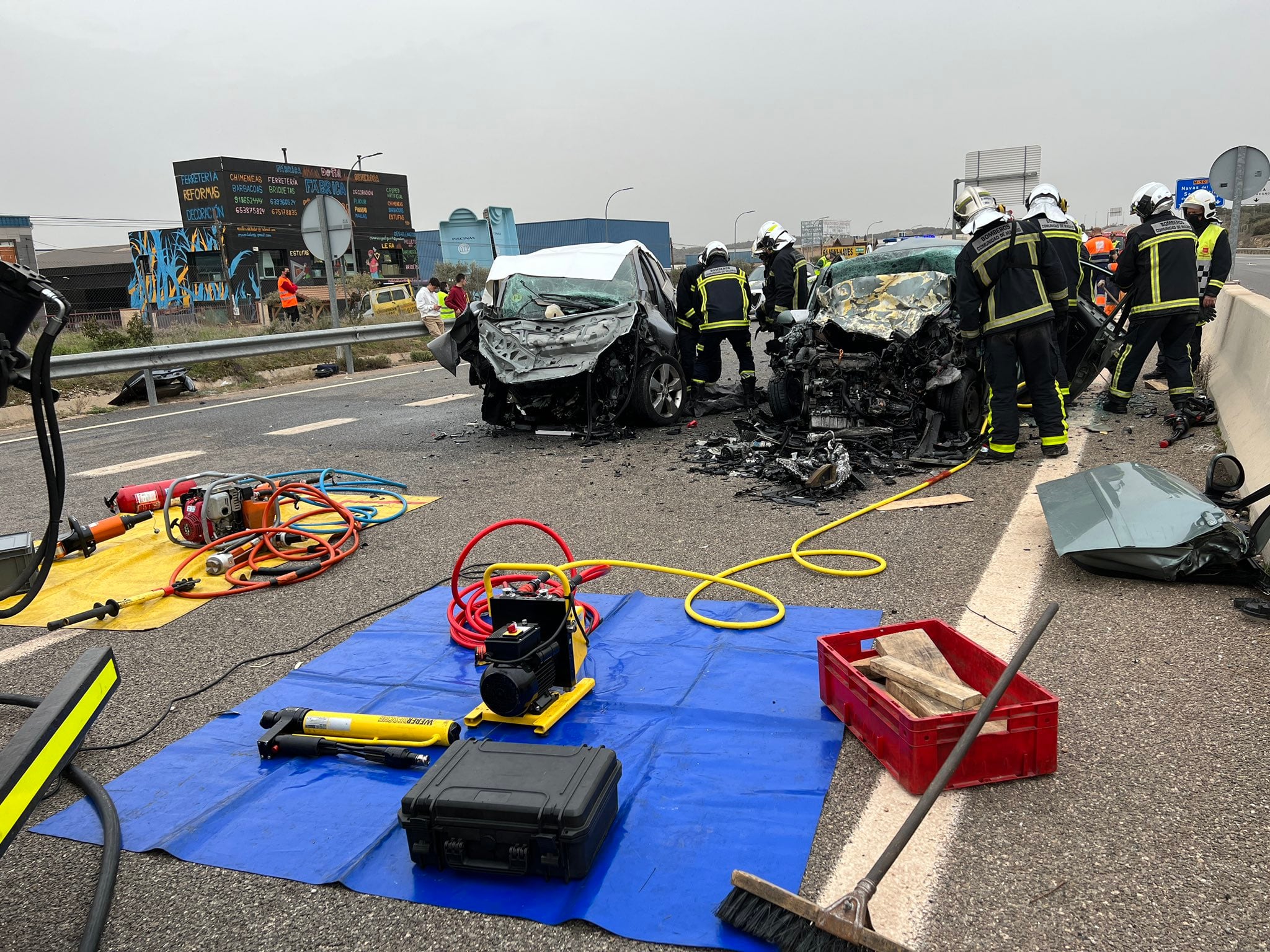 Dos muertos en un choque frontal entre dos vehículos en Chapinería