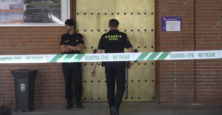 Agentes de la Guardia Civil a las puertas del Ayuntamiento de Torrejón de Ardoz donde se lleva a cabo un registro en el marco de la operación Térmyca.