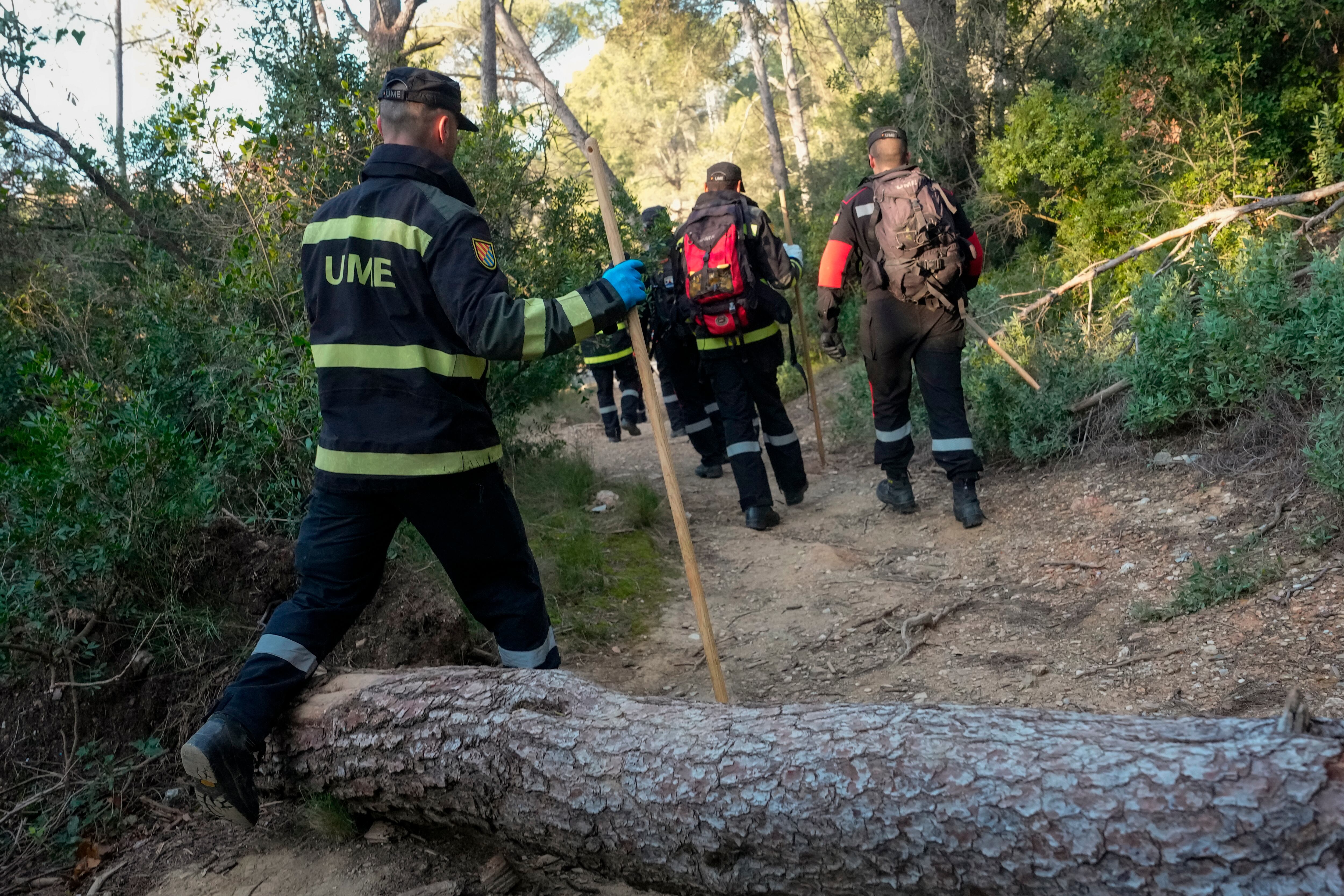 Miembros de UME trabajan en el rastreo de la &#039;zona cero&#039; del brote de peste porcina africana (PPA) detectada en Barcelona, donde ya se han confirmado nueve jabalíes muertos por esta infección, todos en el municipio de Cerdanyola del Vallès (Barcelona).