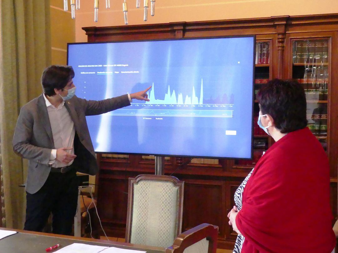 Miguel Merino, concejal de Obras, Servicios e Infraestructuras, y Clara Luquero, alcaldesa, en la presentación del proyecto piloto de monitorizacion del consumo de agua