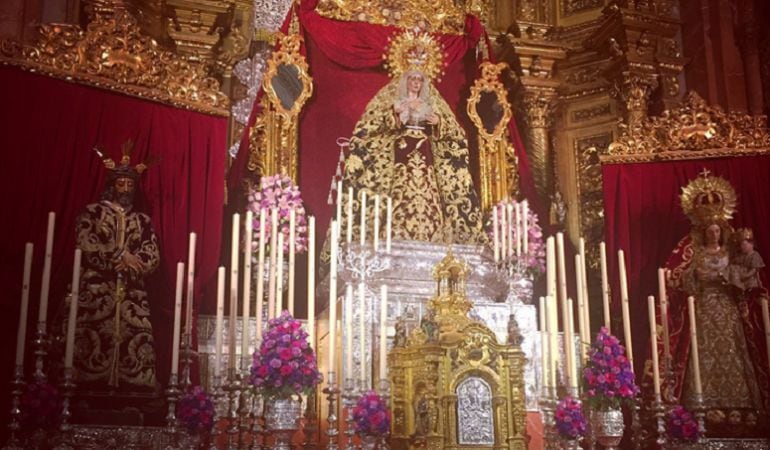 El Señor de la Sentencia, la Virgen de la Esperanza y la Virgen del Rosario, en el altar mayor de la Basílica por el 50 aniversario de la consagración del templo