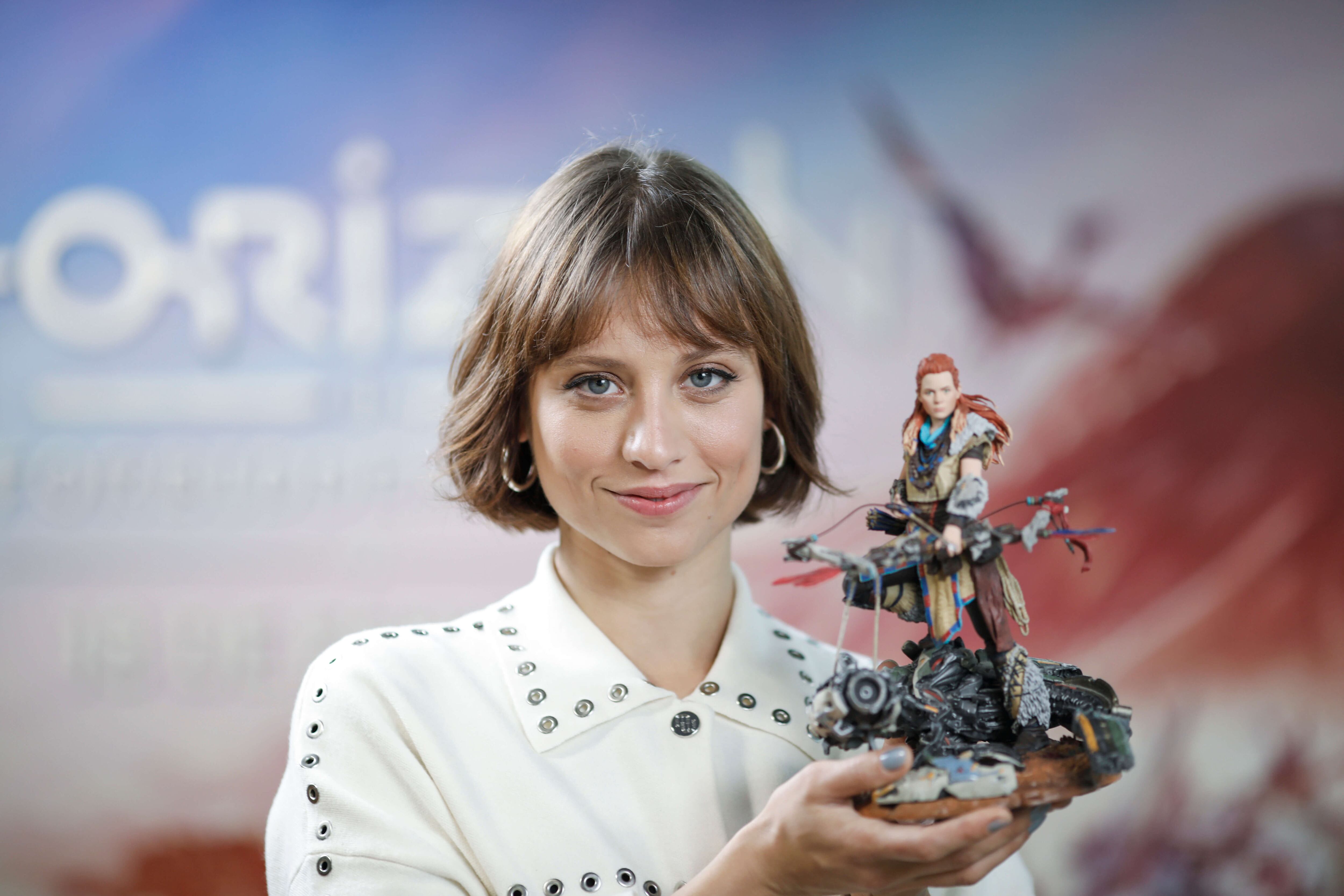 Michelle Jenner con una figura de ALoy, su personaje en Horizon Forbidden West