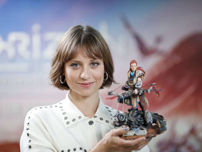 Michelle Jenner con una figura de ALoy, su personaje en Horizon Forbidden West