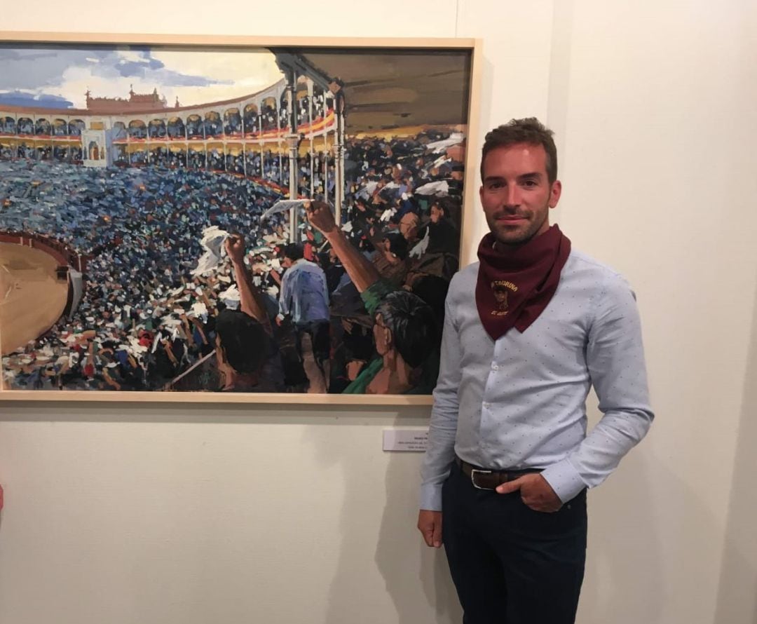 El pintor sepulvedano, Mario Pastor junto a uno de sus trabajos basado en la Plaza de Toros de las Ventas.