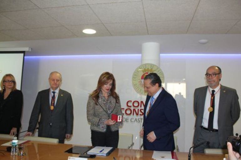 La Presidenta del Legislativo, Silvia Clemente, recibe la memoria del año 2017 de manos del presidente del Consejo Consultivo de Castilla y León, Mario Amilivia