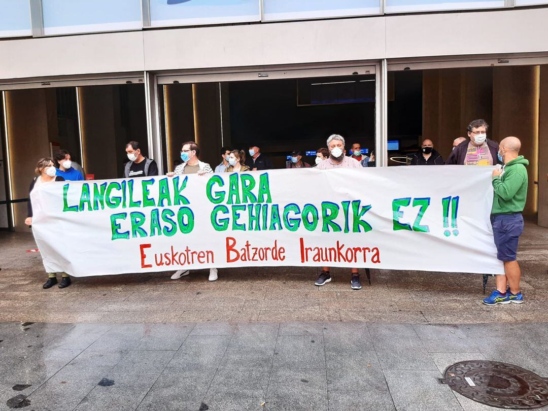 Concentración de Euskotren en la estación de Zazpikaleak - Casco Viejo