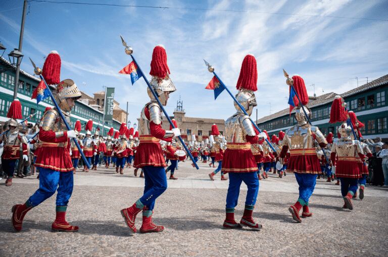 Desfile en caracol de los populares "Armaos" en Almagro