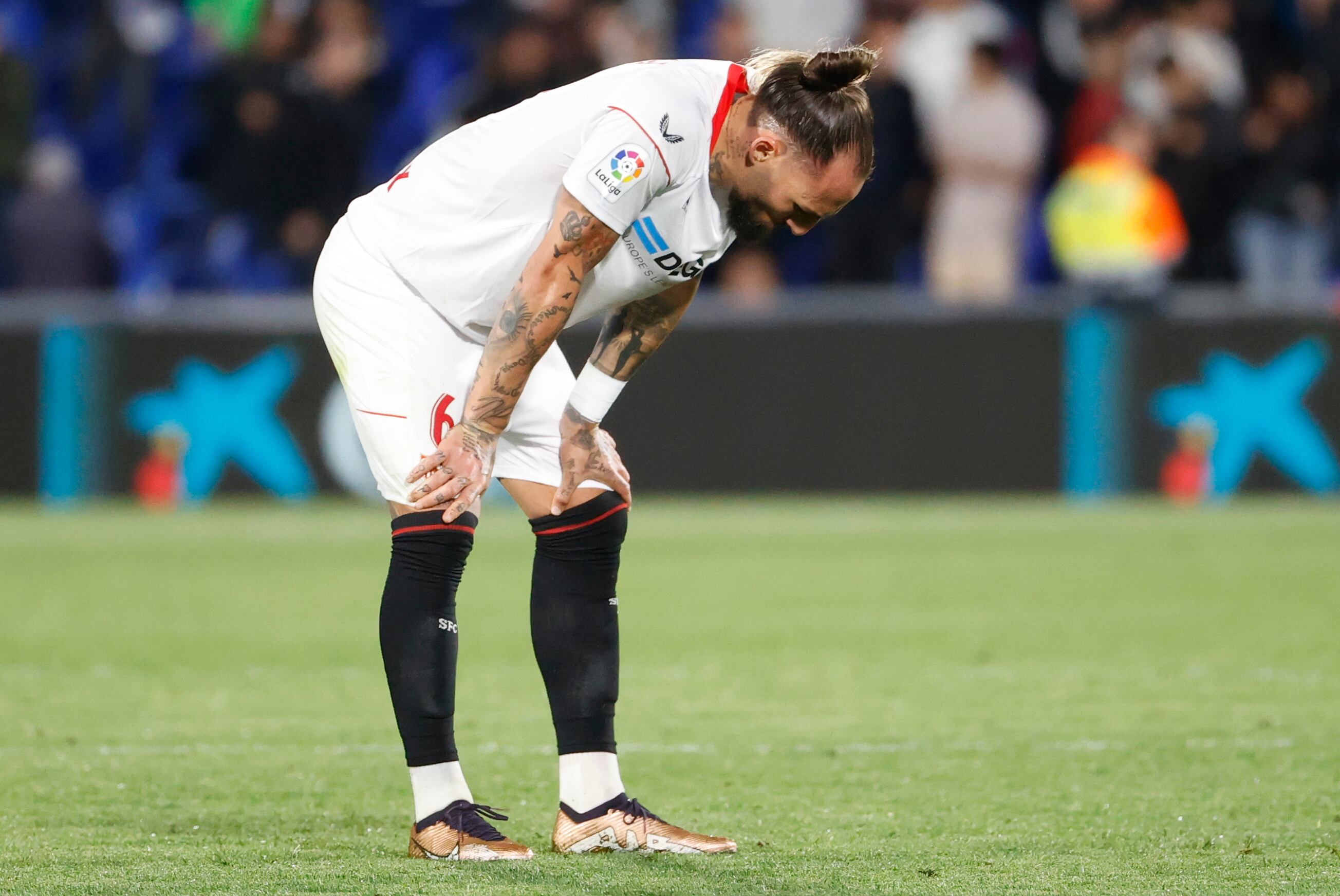 GETAFE, 19/03/2023.- El centrocampista serbio del Sevilla, Nemanja Gudelj, a la finalización del encuentro correspondiente a la jornada 26 de primera división que han disputado hoy domingo frente al Getafe en el Coliseum Alfonso Pérez de localidad madrileña. EFE / Mariscal.
