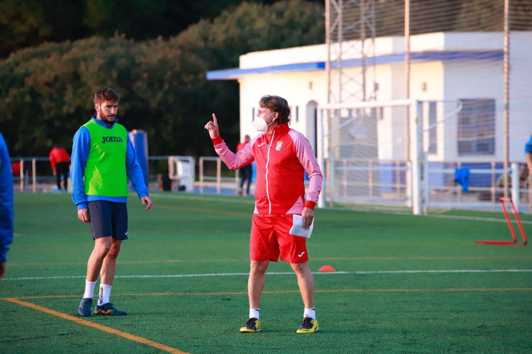 Esteban Vigo dirigiendo la sesión de entrenamiento del Xerez CD