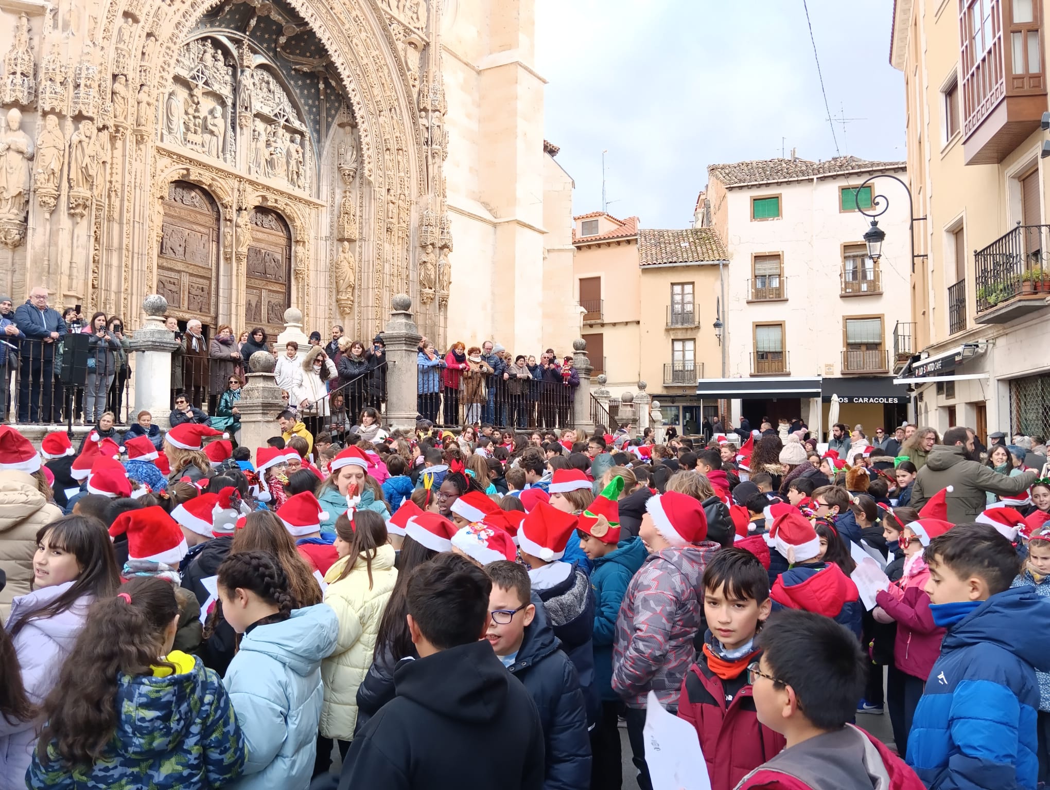 La Plaza de Santa María acogió la cantada escolar de villancicosa