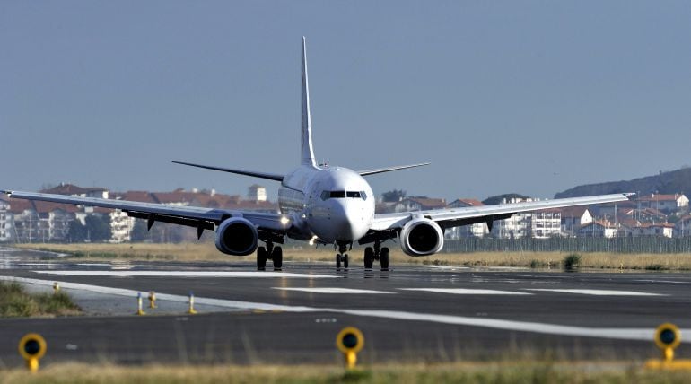 Imagen de archivo de un avión en la pista del aeropuerto de Hondarribia