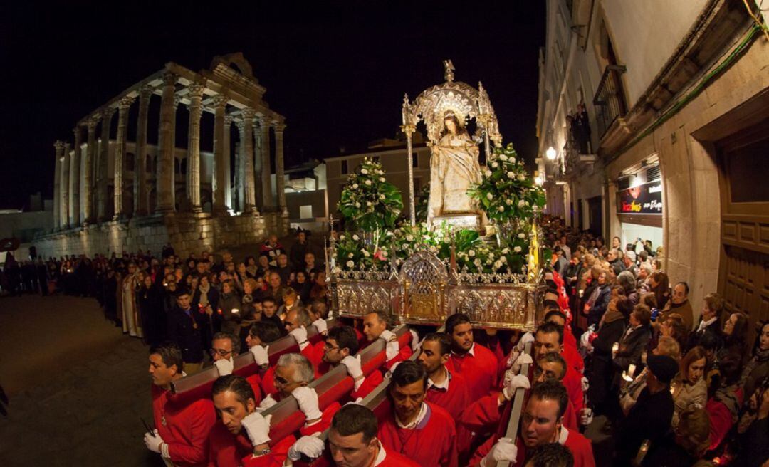 La patrona de Mérida, Santa Eulalia en procesión a su paso por el Templo de Diana