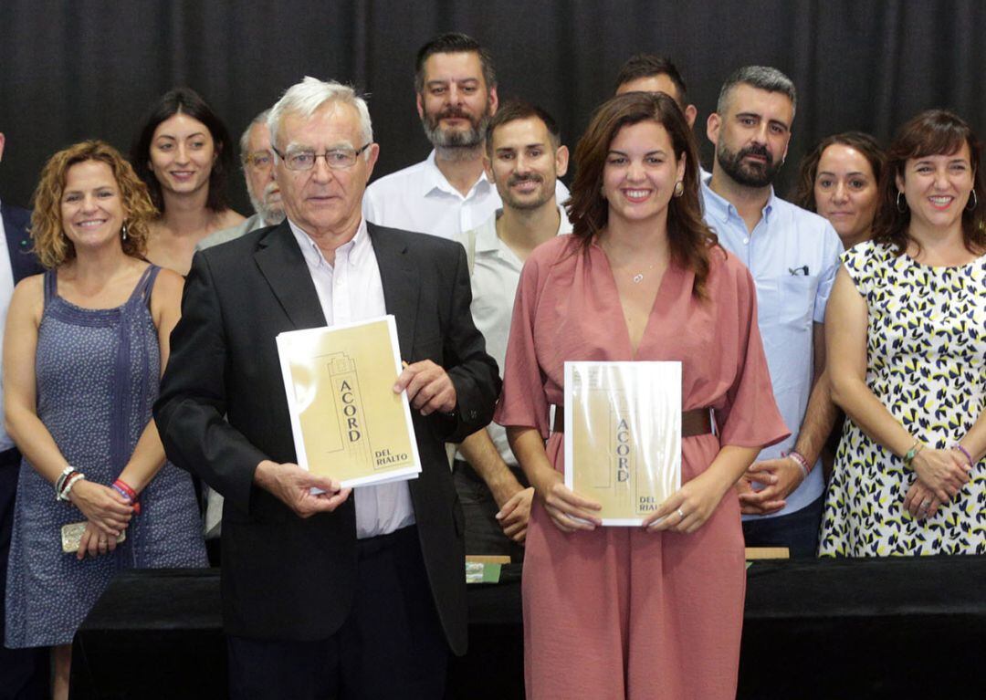 Joan Ribó y Sandra Gómez durante la firma del acuerdo de coalición entre Compromís y el PSPV.