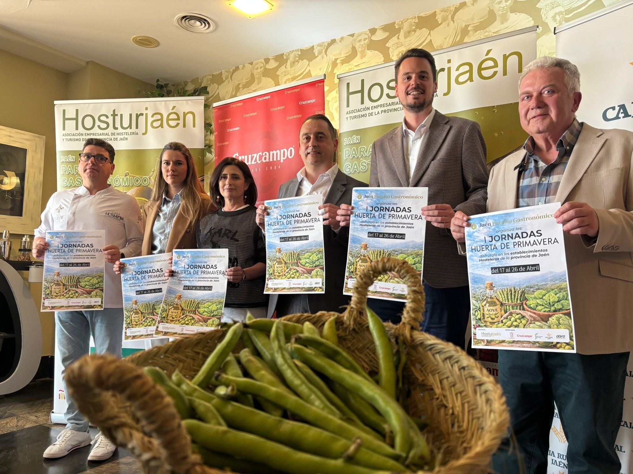 Paco Navarro, presidente de Hostur Jaén, en el centro durante la presentación de las I Jornadas Huerta de Primavera.