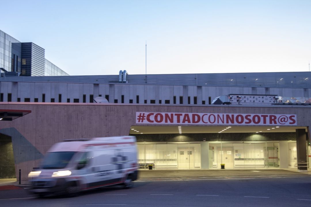 Entrada al servicio de Urgencias del HUCA con un cartel de apoyo durante la primera ola.