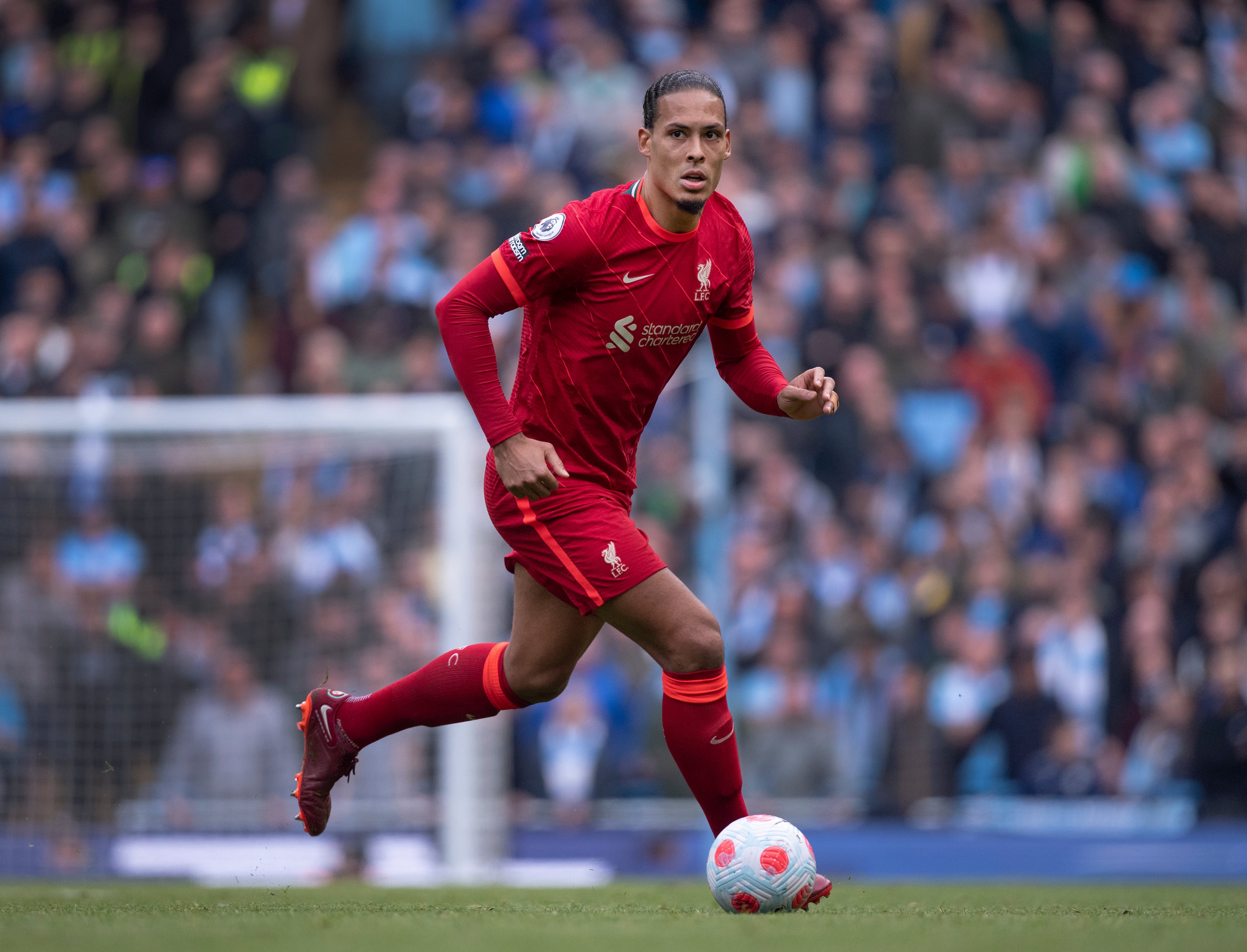 Virgil van Dijk, durante el partido del Liverpool frente al Manchester City en el Etihad Stadium