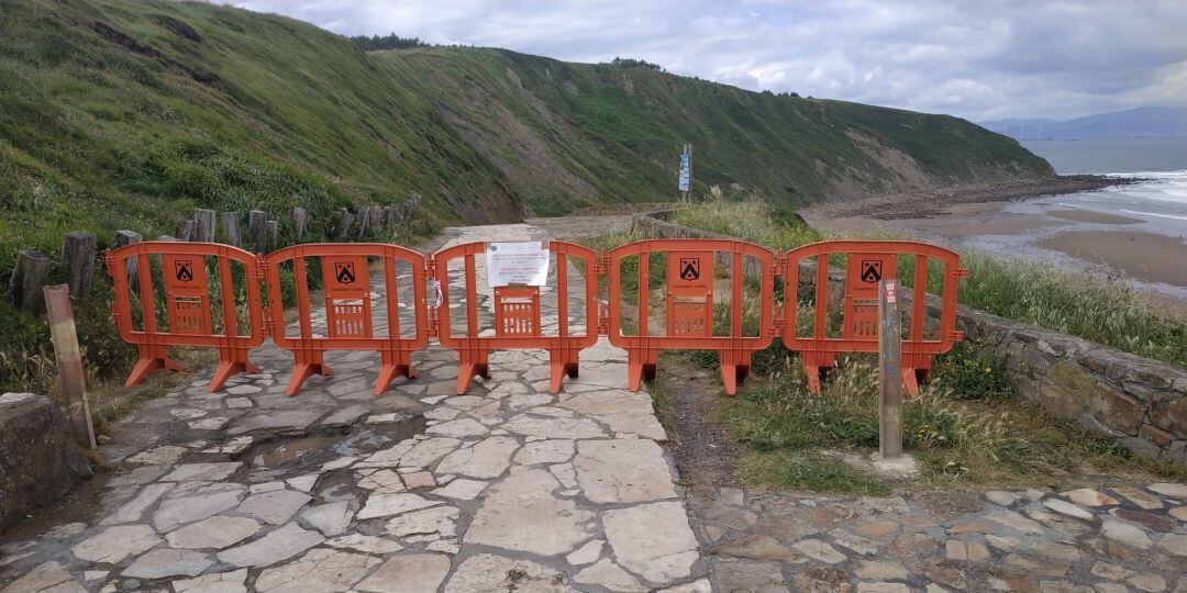 Acceso cerrado a la playa de Barinatxe