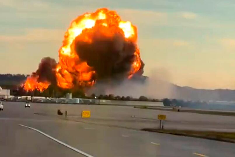 Captura de video tomada de rastreo de redes que muestra el momento de la explosión de un avión de la empresa UPS este martes, en el aeropuerto internacional de Kentucky (EEUU)
