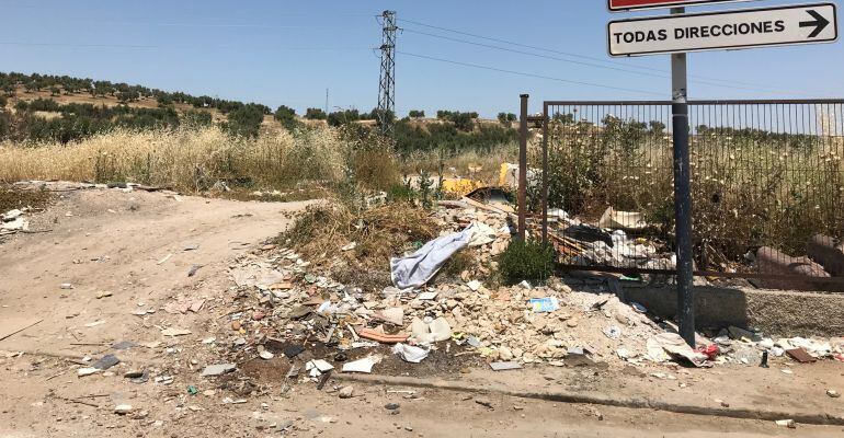 Suciedad acumulada en un punto de la Ronda de Los Olivares.