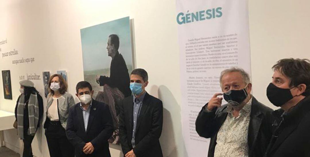 El presidente de la Diputación, Francisco Reyes, con Luis García Montero, director del Instituto Cervantes, entre otras personalidades, en la inauguración de la exposición sobre Miguel Hernández en Alcalá de Henares.