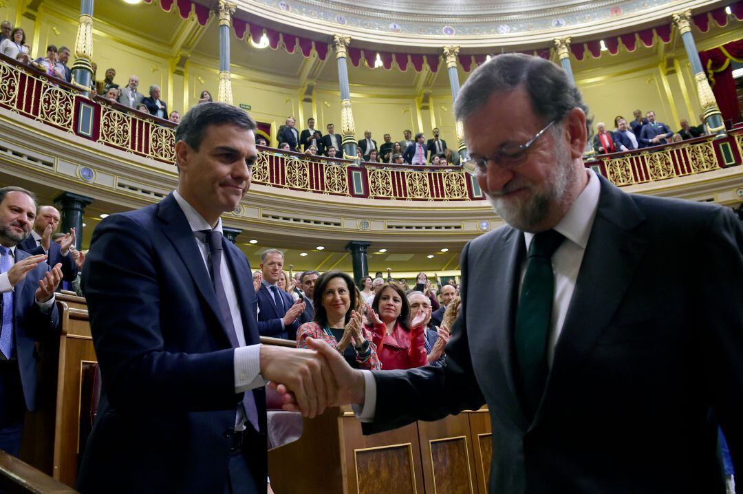 Pedro Sánchez (i) y Mariano Rajoy (d) después de la moción de 2018