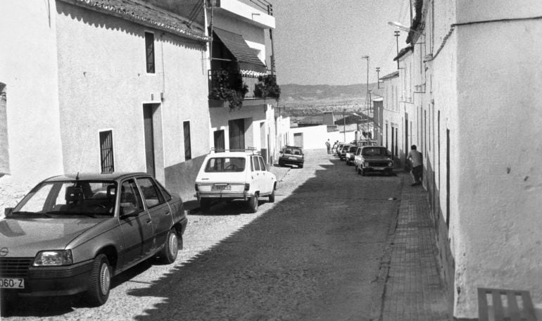 La calle y las manchas de sangre en el suelo son el recuerdo del tiroteo que llevaron a cabo los hermanos Antonio y Emilio Izquierdo contra los miembros de una familia rival, los Cabanillas, dejando a varias personas muertas un 26 de agosto de 1990. 