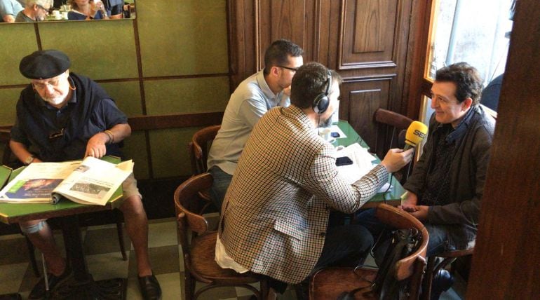 Manolo García con Toni Garrido en la cafetería Bracafé de Barcelona