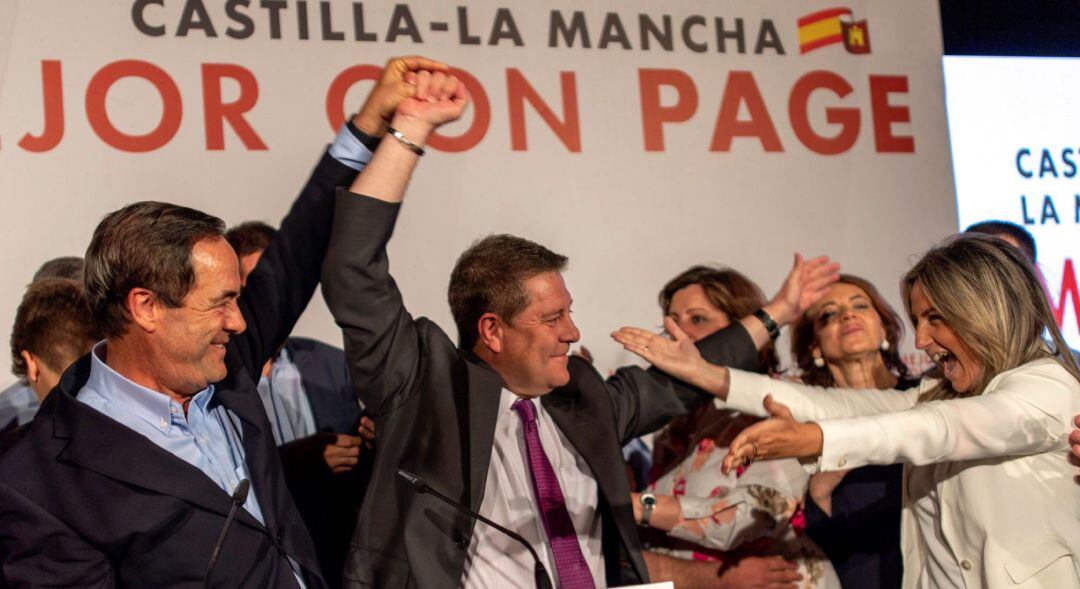 El candidato socialista a la presidencia de Castilla-La Mancha Emiliano García Page (c), acompañado por José Bono (i) y la alcaldesa de Toledo Milagros Tolón, celebra los resultados electorales