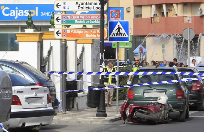 El ciclomotor de los atracadores que asaltaron este viernes una oficina bancaria de San Juan de Aznalfarache, tras lo que se produjo un tiroteo con un balance de una mujer muerta