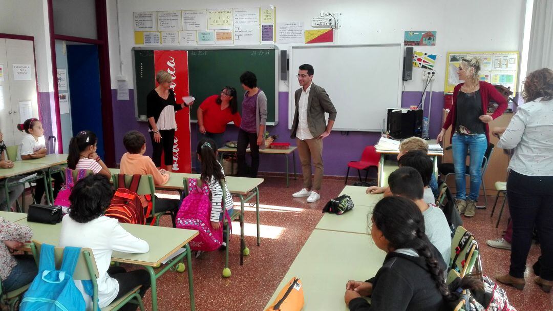 Miquel Company presentó la campaña de productos de temporada en la escuela Antoni Juan de Maó.