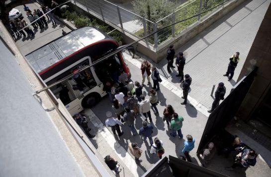 GRA189. BARCELONA, 20/04/2015.- Los compañeros del presunto agresor del Instituto Joan Soler de Barcelona, que esta mañana ha matado a un profesor con una ballesta y ha herido a otras cuatro personas, salen todos juntos acompañados por policías y psicólog