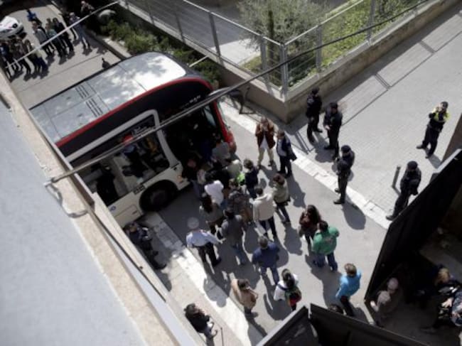 GRA189. BARCELONA, 20/04/2015.- Los compañeros del presunto agresor del Instituto Joan Soler de Barcelona, que esta mañana ha matado a un profesor con una ballesta y ha herido a otras cuatro personas, salen todos juntos acompañados por policías y psicólog