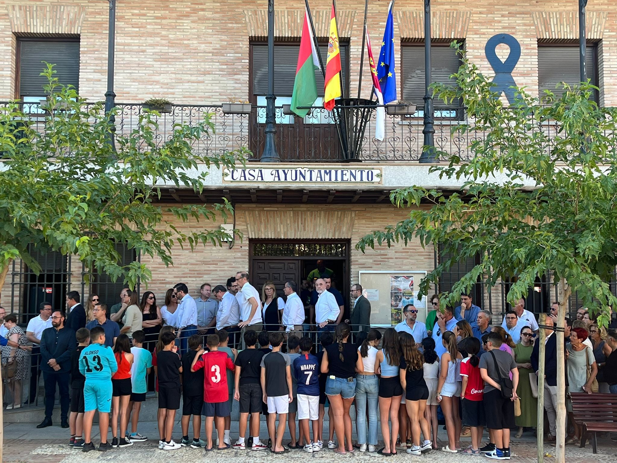 Imágenes del minuto de silencio en la localidad de Mocejón (Toledo) consternada por el asesinato de un menor este domingo. Foto: Alejandro Martín