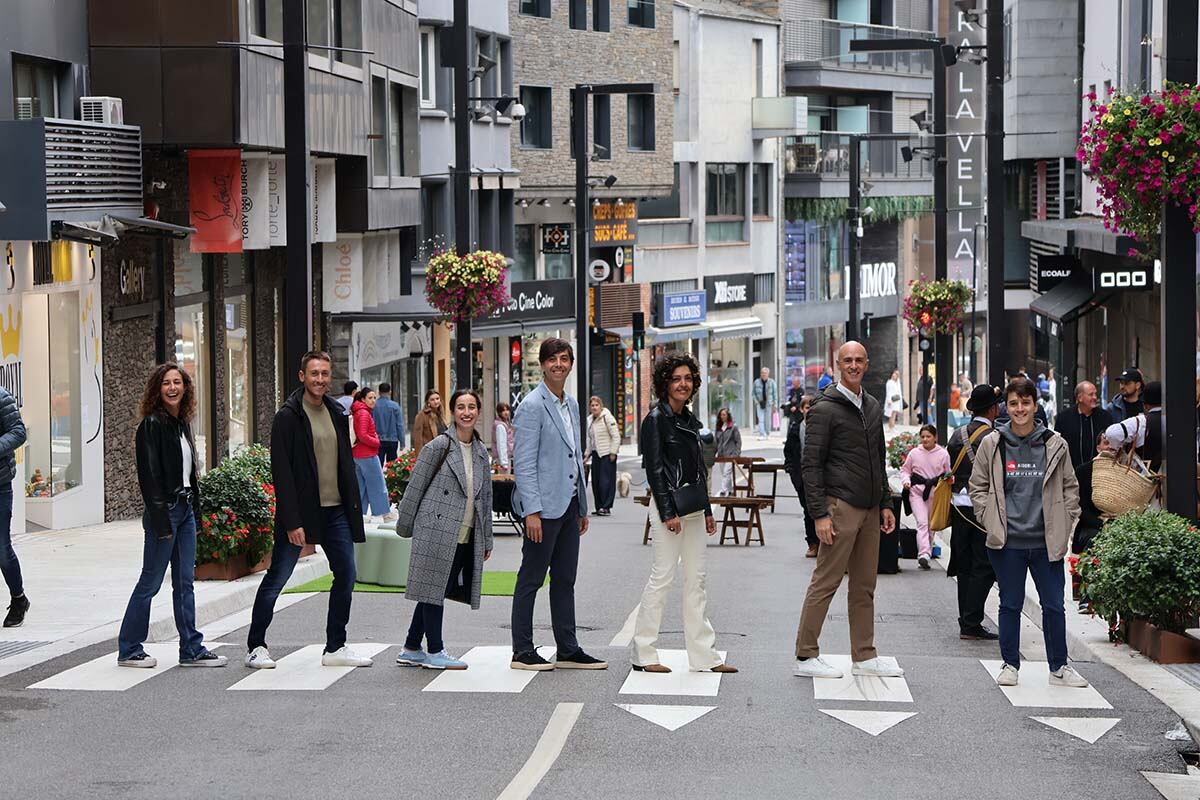 Els cònsols majors d&#039;Andorra la Vella, Sergi González i Olalla Losada, juntament amb altres membres de l&#039;equip comunal a l&#039;avinguda Meritxell.