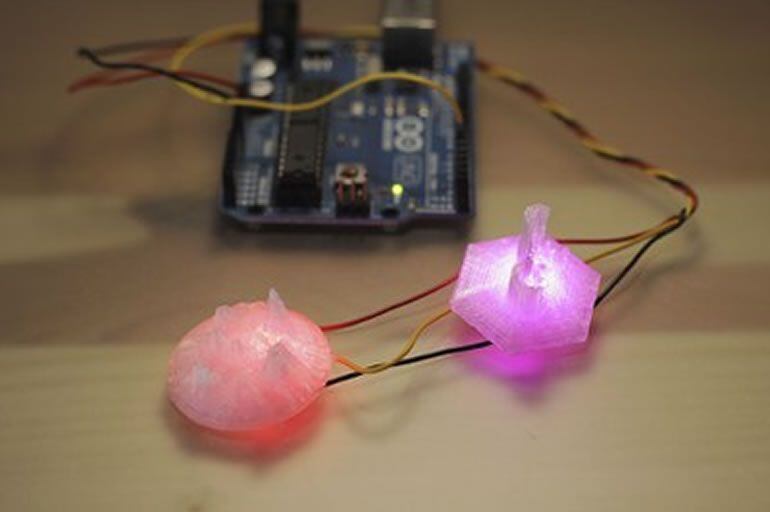 Prueba en 3D de posibles módulos lumínicos que llevará el vestido inteligente. Foto: Cortesía de los artistas