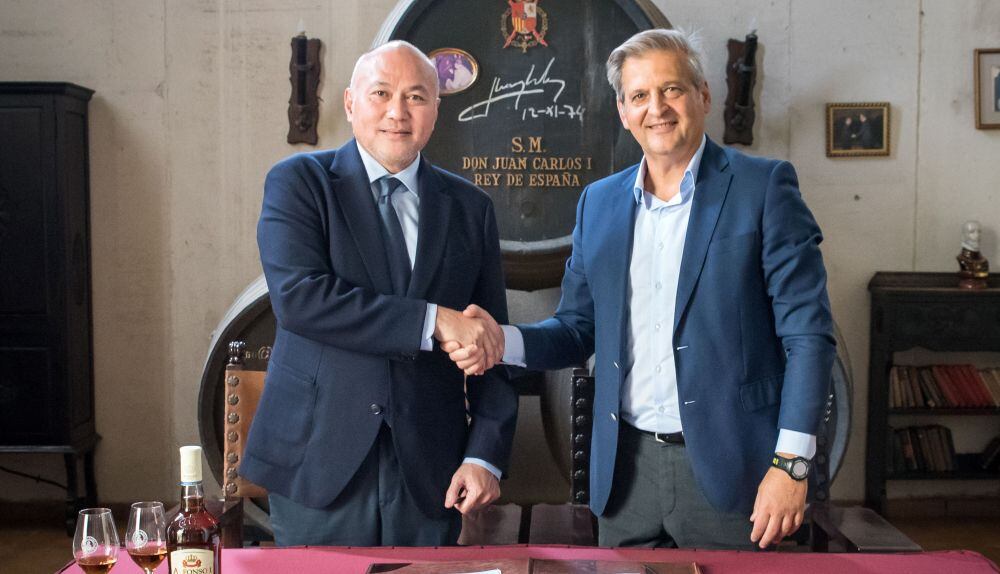 Jesús Medina García de Polavieja, consejero delegado y director general de Williams & Humbert, y Paulino Santamarina, presidente de The Keepers, durante la firma del acuerdo