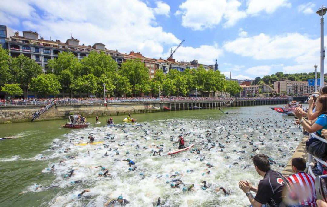 Imagen de uno de los triatlones disputados en Bilbao