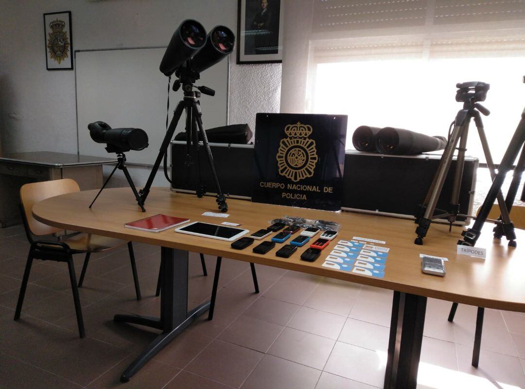 Imagen de los objetos y elementos intervenidos en el domicilio de la víctima.