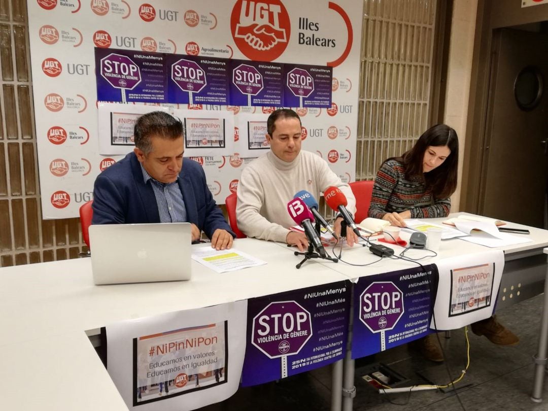 El secretario de Enseñanza de FeSP-UGT Baleares, Tino Davia, el secretario general, Miguel Ángel Romero, y la delegada de Educación, Azahar Tortonda.