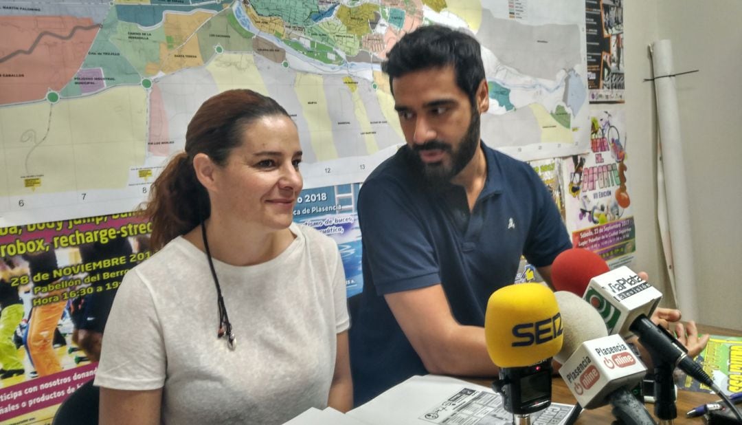 María Clemente (izq) y David Dóniga (dcha) durante la presentación de la liga 