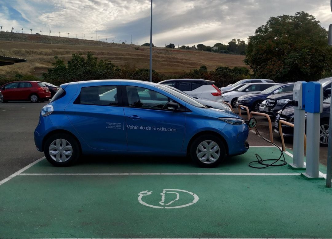 Archivo - Un coche eléctrico carga su batería en la electrolinera del complejo cultural San Francisco de Cáceres