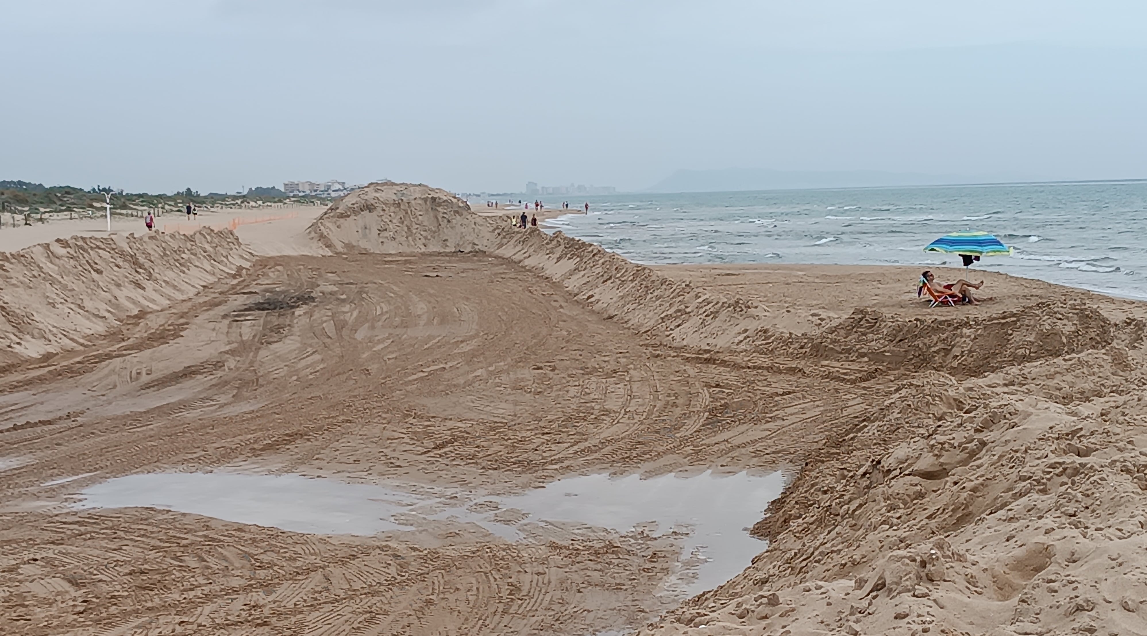 Trabajos de extracción de arena en la playa del Auir, hace unos días.
