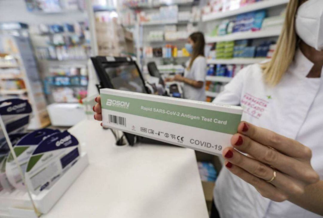 Una caja con test de antígenos contra la COVID-19 en una farmacia